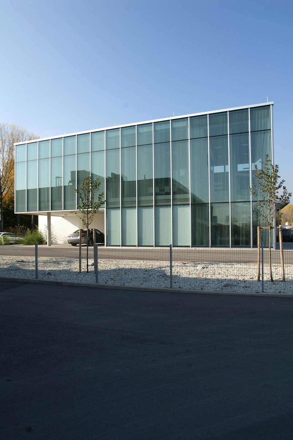 Betriebsgebäude in Eschborn mit Glasfassade, Frontansicht